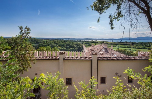 Cola Casa | Il Primo del Castello, prestigious two-room apartment with lake view, swimming pool
