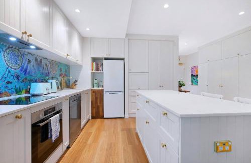 Bulimba Apartamento | The Fish Bowl - Vibrant Riverside Escape with Pool