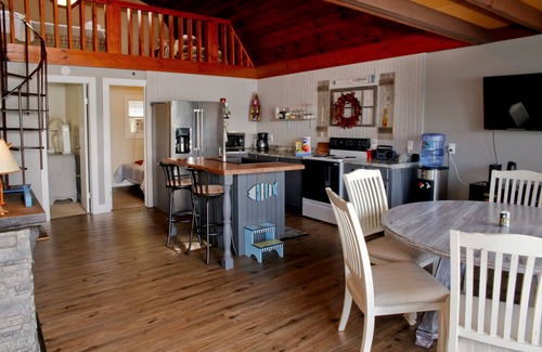 Dundee Cabina | The Fish Inn | This classic lakefront cottage sits on the East side of Waneta Lake