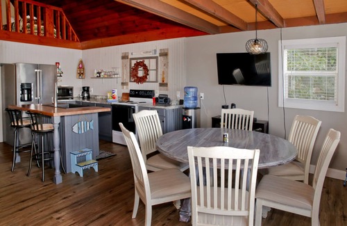 Dundee Cabina | The Fish Inn | This classic lakefront cottage sits on the East side of Waneta Lake