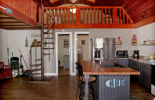 Dundee Cabina | The Fish Inn | This classic lakefront cottage sits on the East side of Waneta Lake
