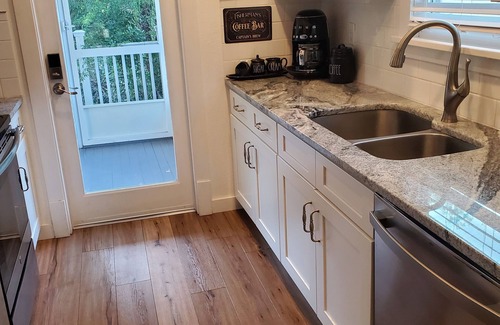 Mount Dora Cabaña | "THE FISHERMAN'S COTTAGE" Historic District-Mount Dora's # 1 DESTINATION Rental!