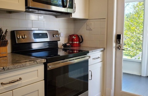 Mount Dora Cabaña | "THE FISHERMAN'S COTTAGE" Historic District-Mount Dora's # 1 DESTINATION Rental!