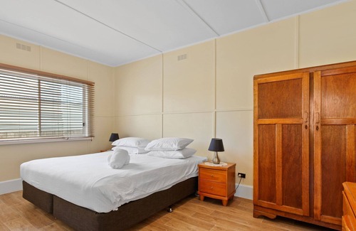Lakes Entrance Cabaña | The Fishermans Cottage - Cosy centrally located cottage ideal for families and groups