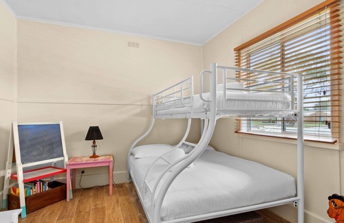 Lakes Entrance Cabaña | The Fishermans Cottage - Cosy centrally located cottage ideal for families and groups