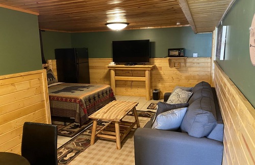Ashton Hotel | The Fishing Bear Lodge