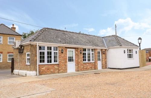 Wisbech Casa | THE FIVE BELLS INN, character holiday cottage, with hot tub in Upwell