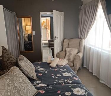 Waterkloof Glen Casa | The Flamingo Suite at Frederick's Place