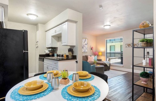 Oakmont Heights Apartamento | The Flamingo | Whimsical | Central AUS | Sleeps 5