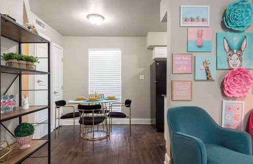 Oakmont Heights Apartamento | The Flamingo | Whimsical | Central AUS | Sleeps 5