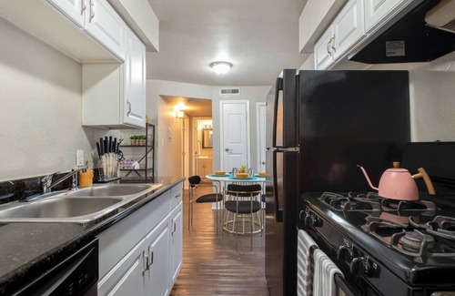 Oakmont Heights Apartamento | The Flamingo | Whimsical | Central AUS | Sleeps 5