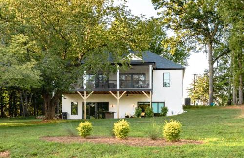 Mount Mourne Casa | The Flat - A Lake View Retreat with Dock Access