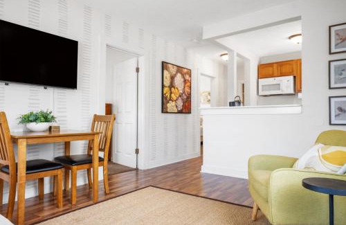 Mobile Apartamento | The Flats on Florida St - Super Comfy 2-Bedroom Apartments