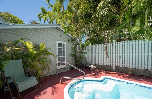 Meadows Condominio | The Fleming Suite | 1 bed, 1 bath condo w/shared pool, monthly rental