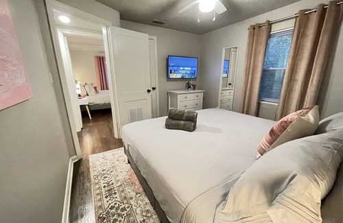 Murray Hill Apartamento | The Flirty Flamingo on Post. Free parking Walkable