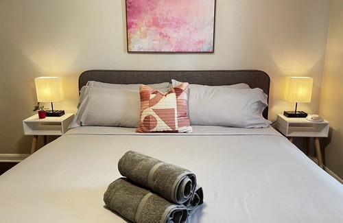 Murray Hill Apartamento | The Flirty Flamingo on Post. Free parking Walkable