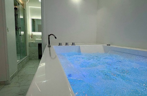Coignieres Apartamento | The Floor - Suite Passion d'Or & private Jacuzzi