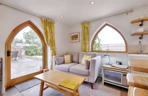 Hereford Cabaña | THE FOLLY, pet friendly, character holiday cottage in Weobley