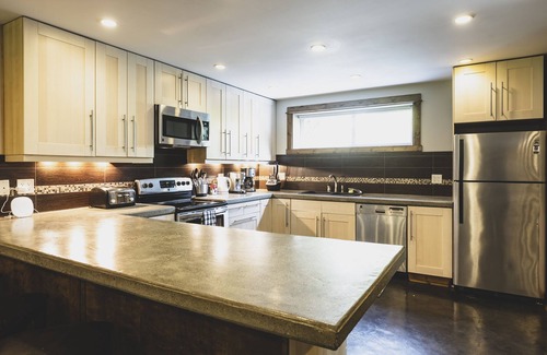 Revelstoke Casa | The Forest Suite - Tranquilo + Jacuzzi privado