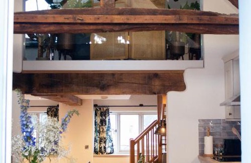 Bridgnorth Casa | The Forge - Beautiful Contemporary Barn - Hot Tub