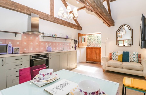 Taunton Cabaña | THE FORGE, character holiday cottage, with a garden in Taunton