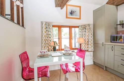 Taunton Cabaña | THE FORGE, character holiday cottage, with a garden in Taunton