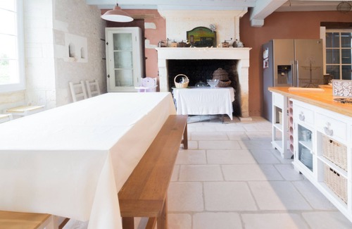 Poullignac Villa | The Fountain and the roses
