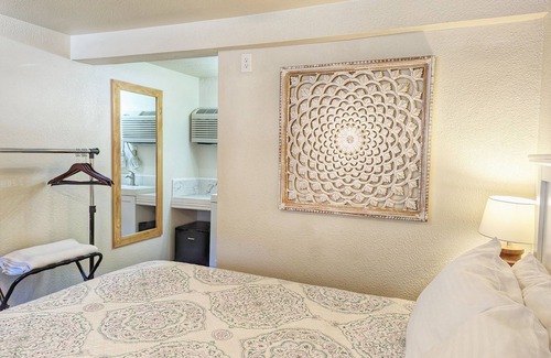 Manitou Springs Hotel | The Fountain Creek Inn of Downtown Manitou Springs [#205]