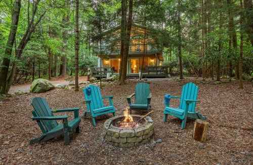 Pocono Pines Casa | The Four Seasonal by AvantStay Hot Tub Spacious Deck Fire Pit