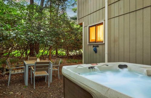 Pocono Pines Casa | The Four Seasonal by AvantStay Hot Tub Spacious Deck Fire Pit
