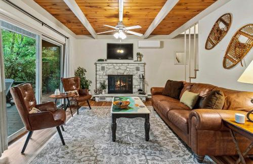 Pocono Pines Casa | The Four Seasonal by AvantStay Hot Tub Spacious Deck Fire Pit