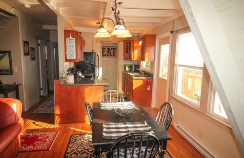 Fleetwood Chalet De Esquí | LOW JUNE RATES! The Fox Den- 2BR/2BA w/River Views, Fireplace, &Fire Pit