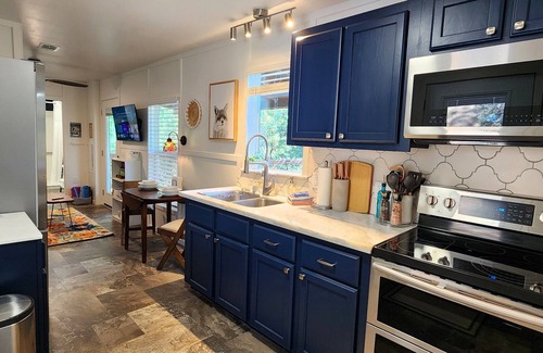 Oakhurst Cabaña | The Fox Den~cabin near Bass Lake w/ a spa, fire pit, king bed & forest access