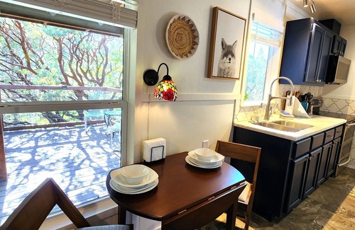 Oakhurst Cabaña | The Fox Den~cabin near Bass Lake w/ a spa, fire pit, king bed & forest access