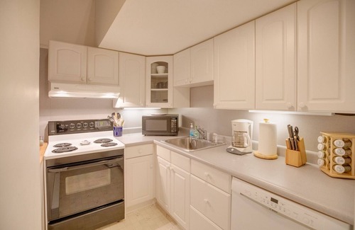 Lincoln Casa | The Fox Den: Low fees! 2 bed, 1 bath with AC Across from Loon Mountain. Sleeps 6