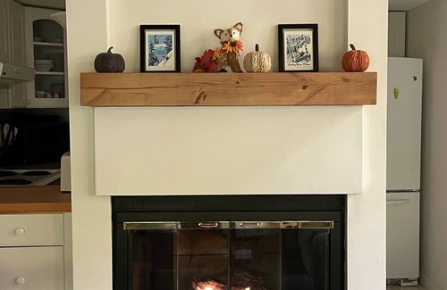 Lincoln Casa | The Fox Den: Low fees! 2 bed, 1 bath with AC Across from Loon Mountain. Sleeps 6