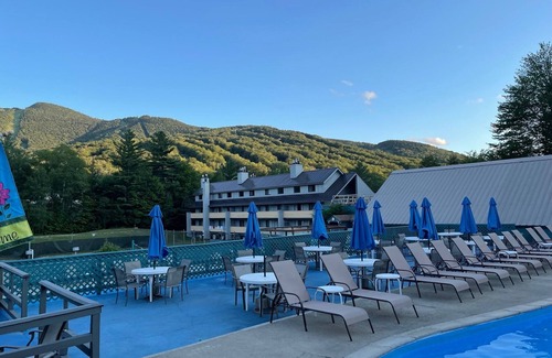 Lincoln Casa | The Fox Den: Low fees! 2 bed, 1 bath with AC Across from Loon Mountain. Sleeps 6
