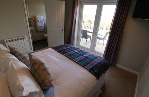 Wroughton Hotel | The Fox & Hounds