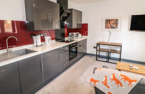 Belper Cabaña | THE FOX HOUSE, pet friendly, with a garden in Belper