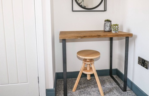 Belper Cabaña | THE FOX HOUSE, pet friendly, with a garden in Belper