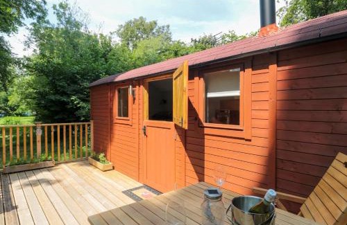 Shepperdine Casa | The Foxes Den Shepherds Hut