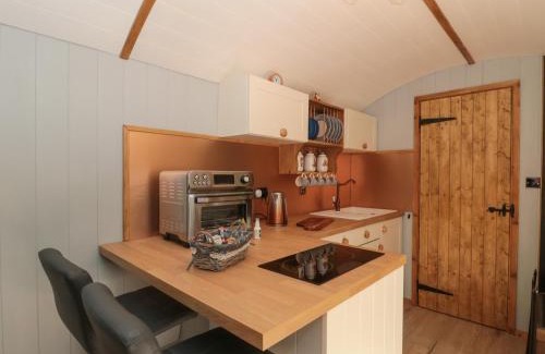 Shepperdine Casa | The Foxes Den Shepherds Hut
