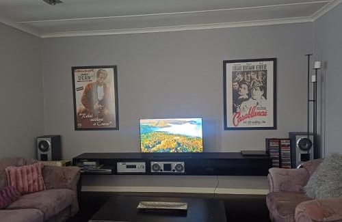 Uitenhage Casa | The Foxies