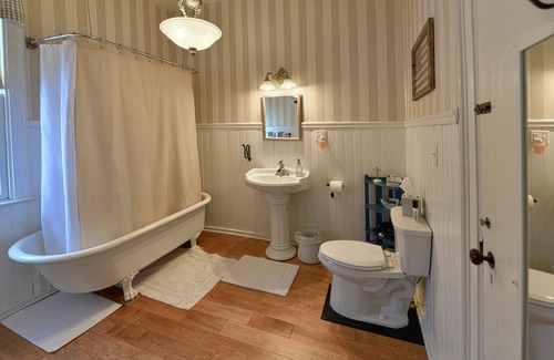 Canandaigua Cama Y Desayuno | The Franklin-Queen-Confortable-Baño en la habitacion