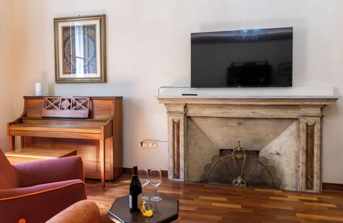 Guzman Apartamento | The Fresco: Cozy, elegant and spacious apartment. Downtown Bevagna.