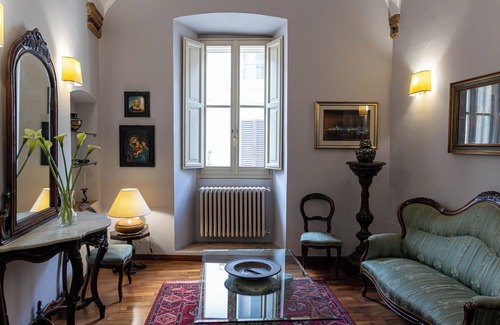Guzman Apartamento | The Fresco: Cozy, elegant and spacious apartment. Downtown Bevagna.