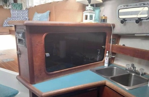 Cocoa Beach Alquiler De Eote | The Friend-Ship: A Boat Cabin by the Beach!