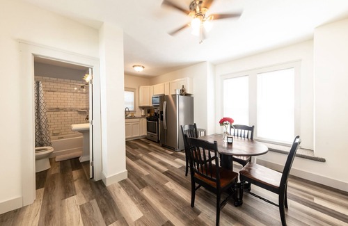 Lorain Casa | The Front House by the Lake