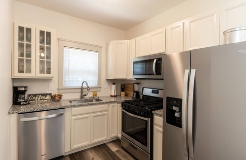 Lorain Casa | The Front House by the Lake