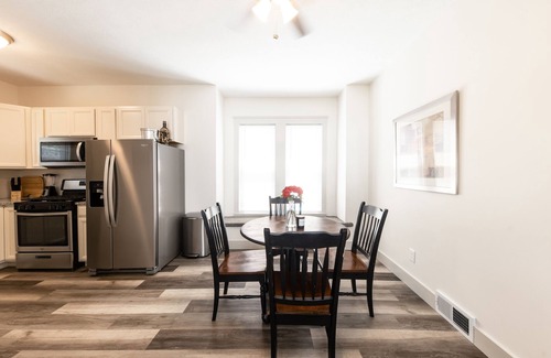 Lorain Casa | The Front House by the Lake
